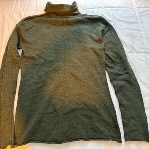 Women’s Banana Republic Italian Fin Wool Olive Green Turtle Neck Sweater